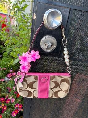 Gorgeous Y2k Coach Signature Hot Pink & tan large wristlet Baguette purse